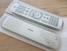 Старички еще не знают, что существуют уже пульты, работающие по радиоканалу. Например, вот такой.