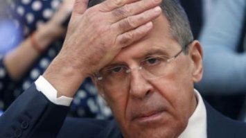 Девушка, разносившая воду, получила негласный приз за "роль второго плана" и стала героиней мемов