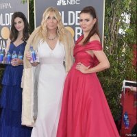 Вообще то несколько некор... ой, т.е. не толерантно сравнивать 18-и или 20-и летнюю модель с людми уже почтенного возраста.
Я с вас куею, вы реально сравниваете внешности дам за 40 и явно под 60 с моделью в 20?
А как она будет выглядеть в 40? А в 60?