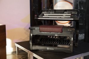 Бас-гитара перенесена на ножные педали. Очередная современная модерновая игрушка. Предназначена для тех, кто не разбирается в современных клавишных. Всё то же самое можно сыграть на более простых инструментах, типа "Techniks". Стоит такая штука от 16 до 40 тысяч евро. Только она их не стоит...