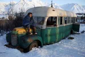 Дружная семья путешествует по Америке в старом школьном автобусе