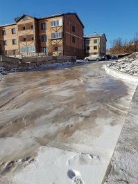 Как-то дома странно стоят: или ракурс такой, или в натуре один другого на буй посылает.