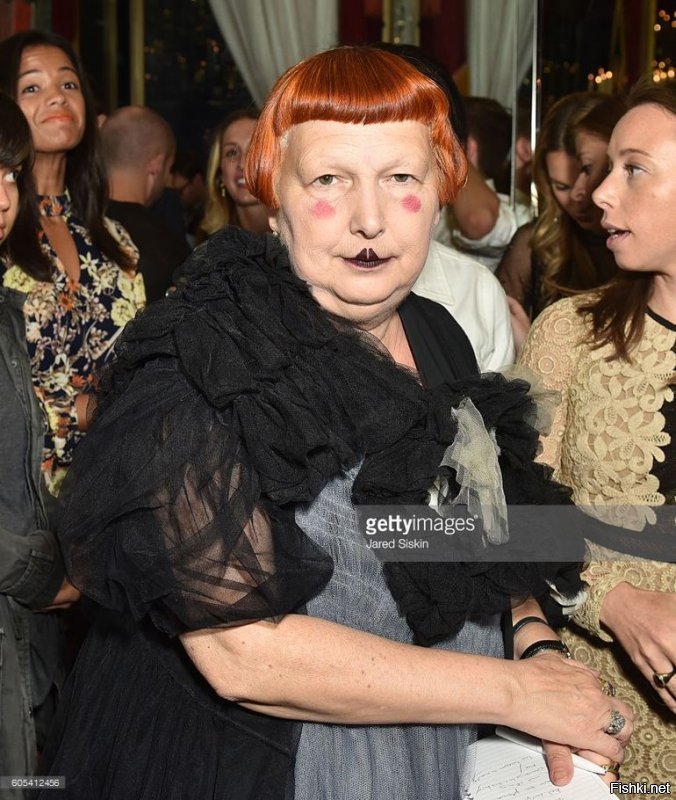 Критика- это конечно хорошо. А давайте на критикующих взглянем...  Самое точное определение- городские сумасшедшие.
Редактор Vogue  Линн Йегер.
Великая модница Анна Пьяджи.
 Как говаривал  Вовочка - И эти люди запрещают нам ковыряться в носу?