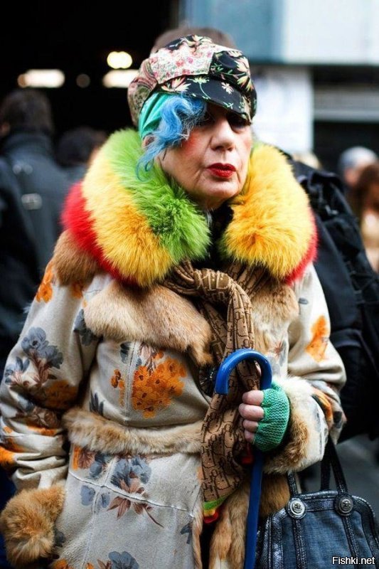 Критика- это конечно хорошо. А давайте на критикующих взглянем...  Самое точное определение- городские сумасшедшие.
Редактор Vogue  Линн Йегер.
Великая модница Анна Пьяджи.
 Как говаривал  Вовочка - И эти люди запрещают нам ковыряться в носу?