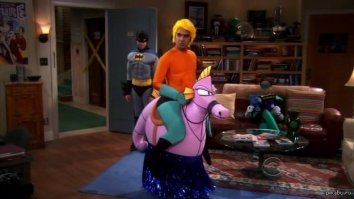 С динозавром - чувак похоже забыл вставить батарейки. (В таких штуковинах, стоит вентилятор создающий внутри избыточное давление, за счёт чего костюм и держи форму.
Ну или из поролона делают, типа как у Кутрапалли.