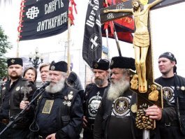 А зачем далеко ходить... скоро православненький ИГИЛ не горами.
вы только вглядитесь сколько ума и ...сострадания на лицах...