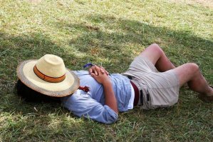 Ну у испанцев не зря сиеста есть! Официально с 13 до 16 часов . Даже магазины закрываются! После 7-8 часов бодрствования происходит упадок сил. А вот после отдыха( ну тут у каждого по своему от 1 часа до 3х). восстанавливается работоспособность. В итоге производительность труда высокая. А мы пашем и пашем, спим на ходу и все равно пашем. Отбыть смену и домой бегом без ног.. Хряпнуть 100 гр и в гости к четвероногому другу- дивану. Утром чаще всего просыпаешься разбитый.