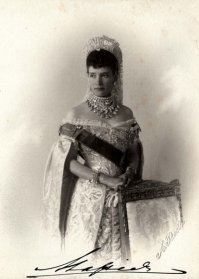 Сам дурак, а может и шпиён британский. 

 Императрица Мария Фёдоровна в русском платье с диадемой и колье из 51 бриллианта. 1883 г. Автограф на фотографии «Мария»