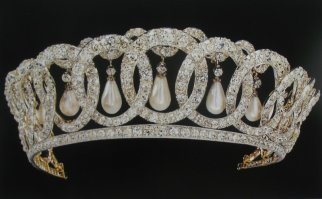 Тиары две и обе русских императоров. Смотрите ч\б фото, выложеенные мной.
Кстати, первая пара фото именно так была выложена в газете  “Дейли Миррор”. Газета поместила рядом фотографии Елизаветы и ее родственницы Александры Федоровны. Не надо быть профессиональным ювелиром, чтоб заметить удивительное сходство украшений. Между тем, не существует ни одного документа, позволяющего утверждать, что ценности убитой на Урале царской семьи кто-либо завещал английской королеве.

Тиара произведена фирмой «Болин и Ян» в Санкт-Петербурге. Эта тиара  делалась по заказу императрицы Марии Федоровны, матери Николая Второго, по наследству перешла Александре Федоровне.

Вторая диадема - также принадлежала русской царской семье. Документов о даре и продаже никем не предъявлены.