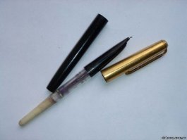 66-76 Учились писать ручками с чернильницами-непроливайками, далее авторучками с открытым пером, и класса с третьего с закрытым. А промокашки при письме чернилами, действительно были нужны для высушивания. Если закрыть тетрадь без промокашки, то на противоположной странице могли остаться зеркальные отпечатки. Ещё промокашку необходимо было подложить на исписанную страницу левую, при переходе на правую страницу, иначе, написанное на левой странице размажете и левую ладонь испачкаете. А отмыть чернила было непросто даже с хоз. мылом.