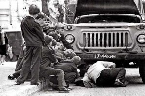 Вообщето - раньше в некоторых школах было курсы водителя для школьников категория Ц1