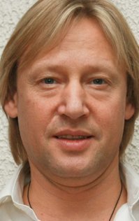 Харатьян даже постричься не может.