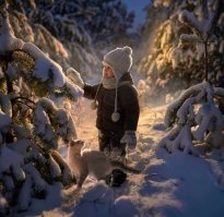 Любой фотограф вам скажет, что фотографировать детей и животных - самое сложное. Но никого не интересует, сколько времени, терпения и сил ты потратил на этот кадр - важен результат. 

Да, фотографии добрые, но первооткрывателем именно в таком солнечно-деревенско-детско стиле считаю российского фотографа Елену Шумилову. Всё остальное - повтор. Понимаю, что фотографии разные, но стиль такой же. И у Елены, кстати, дети дружат со всеми животными, а не только с ручными кошками :) Не умаляю заслуги фотографа Ивоны Подласинской, просто не нужно выдавать её работы, как что-то сверхъестественное. 

Вот парочка работ Елены Шумиловой