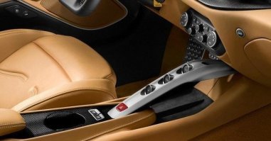 Вообще-то сейчас везде есть подстаканники в машинах. Даже в феррари (на фото). Жрать за рулем дело конечно нехорошее, но пьют многие. И лучше уж пусть будет подстаканник, куда отложить напиток, чем водитель с "одной" рукой.