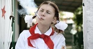 А то что раньше учились в субботу? Правда уроки были сокращёнными. На задней стороне тетрадки в клеточку, таблица умножения. А зимой в школьной столовке давали есть чеснок, когда грипп ходил. За-то какие были красивые пионерские галстуки... Дома утюгом гладили. Как-то стоим мы втроём и курим в школьной форме и в галстуках, в закутке у кустов не долеко от школы, мимо бабуля идёт и махает головой приговаривая: Ай как не хорошо пионерам курить.