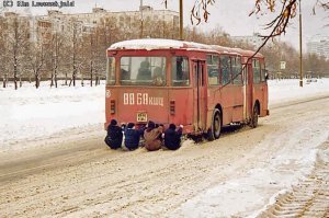 Водитель катал ребенка на прицепленной к машине ледянке