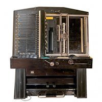 Мало кто знает, что родоначальником электронной музыки в нашей стране был полковник Советской армии из засекреченного "почтового ящика". Евгений Мурзин -- военный инженер-электронщик, кандидат технических наук, главный конструктор аппаратуры управления ПВО "Ясень". А также теоретик электронной музыки, звукорежиссёр, композитор, основатель студии электронной музыки, создатель электронного синтезатора АНС, который во многих источниках упомянут как первый в мире полностью законченный музыкальный синтезатор. Оптико-электронный микротональный синтезатор, который автор создавал несколько лет у себя дома и на свои деньги, перекрывал 10 октав с дискретностью 72 тона на октаву, что было фантастическими цифрами для пятидесятых годов. Позже было построено 10 синтезаторов, один из которых сохранился до наших дней, причём его и поныне используют по прямому назначению.