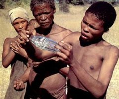 Девушка нашла на пляже 200-летнюю бутылку, ставшую ценным экспонатом Музея стекла