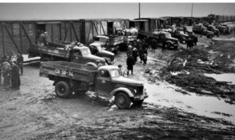 Бурнаши грабят красноармейский состав