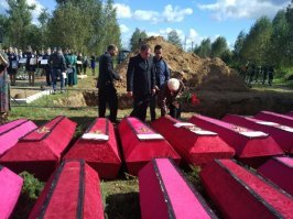 Захоронение останков воинов ВОВ, на украинском ресурсе "цензор", переделалось в захоронение российских десантников, убитых доблестными украинскими "коммандос", в ходе АТО на Донбассе...