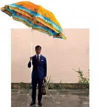 "Огромный зонт в раскрытом виде диаметр купола которого равен 127 см."
-----
А на хрена такой ОГРОМНЫЙ зонт??? Чтоб ветром на фиг куда-нить унесло? Модель, типа, "Мэри Поппинс, до свидания"? 
Может, тогда уже пляжный зонт с собой таскать??