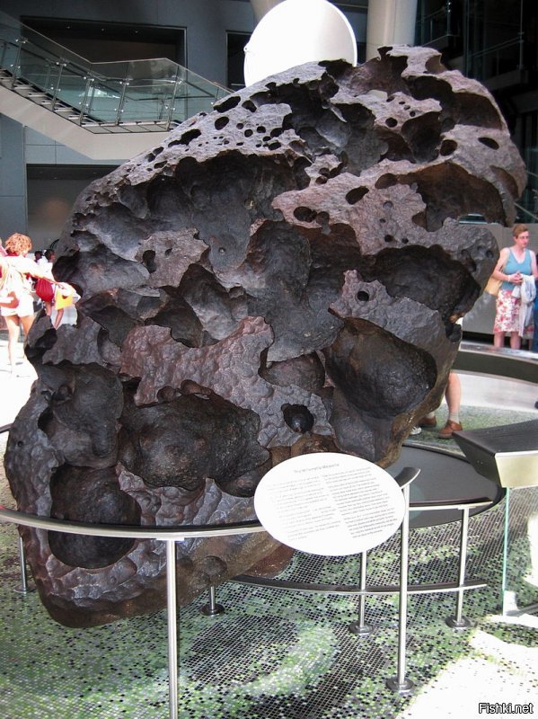 "Каждый день в атмосферу Земли врезается множество метеоритов, общим весом около 50 кг", - не хватает двух ноликов.
"Полагают, что в сутки на Землю падает 5 6 тонн метеоритов, или 2 тысячи тонн в год[."