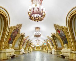 Автор, ты лентяй!!!
Почему за тебя пост приходится дополнять и корректировать!!!

Во-первых, у тебя на фото не закрытая станция Советская, а всего лишь станция Киевская )))