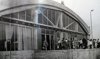 Во-вторых, про Калужскую... 
Неужели так трудно было прилипить правильные фотки, которые доставили бы удовольствие народу при просмотре? 

На фото ниже закрытая ныне станция Калужская...