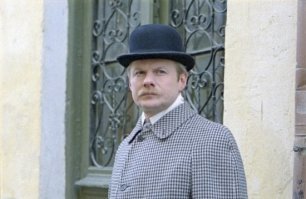 Есть ещё интересный факт который затрагивает Конан Дойла, правда косвенно.
Когда снимался наш фильм о Шерлоке Холмсе на роль Ватсона долго не хотели утверждать Соломина, говорили ну какой из него англичанин, типично славянская внешность, и тогда режиссёр фильма сказал что Ватсона Конан Дойл писал с себя так как тоже был врачом и предъявил фотографию Конан Дойла, утвердили сразу же