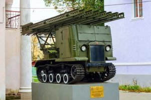 Вот самый мирный Советский трактор! ;)
Анек (из Лурка стащил:):
От советского информбюро. Вчера в четыре часа утра, в долине Амура, китайская сторона в составе 4-х дивизий при поддержке танков, авиации и артиллерии перешла советско-китайскую границу и напала на мирный советский трактор. Трактор шквальным ракетно-пулеметным огнем отразил вероломное нападение, сбив при этом 8 самолетов, уничтожив 30 танков и до 1000 единиц живой силы противника. После чего включив маршевые двигатели скрылся в околоземном пространстве. Тракторист чувствует себя хорошо. Полет проходит нормально.

Председатель колхоза генерал-полковник Д. Ф. Устинов предупреждает, что если инцидент повторится, то на поле выйдут сеялки, веялки, молотилки и комбайн с вертикальным взлетом и посадкой, а также с выхлопными газами типа зарин и зоман