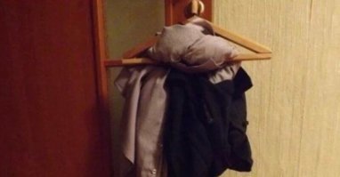 бред мужик ни когда на тремпель ничего кроме костюма не повесит ... я вот где разделся там и бросил ... жена уберёт ... не верю ... и куча других не правдоподобных вещей ... автор людей мужского пола по телевизору только видела ... папы походу нет а до бойфренда не доросла