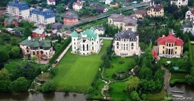 Поселок Рублевка под Москвой, Россия.

Жители этого маленького уютного населенного пункта очень довольны своим городишком. Дороги хорошие, жилье качественное. Обшественного транспорта правда нет, но это не беда: рублевщики привыкли ездить на своих майбахах, роллс-ройсах и бентли. Покупательская способность рублевщиков очень высока, а безопасность на высоте - городишко патрулируют частные охранники, подозрительных нерезидентов просят незамедлительно удалиться. Экологическая ситуация выше всяких похвал - в Рублевке нет ни одного чадящего завода, ни одной мусорной свалки. Здравоохранение тоже на высоте - рублевщиков обслуживают кремлевские больницы, которые очень следят за их здоровьем.