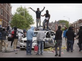 Афроамериканцы среди ухоженных парков и красивых улиц радуются победе Серены Уильямс на очередном турнире.