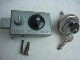 Изнутри замок в моей двери накладной. На нём специальная рукоятка - поворачиваешь её руками, дверь и закрыта. Ключом сие "чудо техники" открывается только снаружи. Этой конструкции в обед сто лет, так что и во времена моего детства у нас в доме замки были такими же. 
Что же касается "ключей под коврик", мы жили не настолько нищенски, чтобы, во-первых, не дойти до ближайшей будки "Металлоремонт" и не сделать дубликат ключа на каждого члена семьи, а во-вторых, чтобы рисковать быть обворованными любым желающим, заглянувшим под коврик.