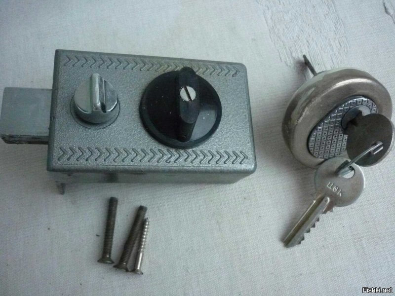 Изнутри замок в моей двери накладной. На нём специальная рукоятка - поворачиваешь её руками, дверь и закрыта. Ключом сие "чудо техники" открывается только снаружи. Этой конструкции в обед сто лет, так что и во времена моего детства у нас в доме замки были такими же. 
Что же касается "ключей под коврик", мы жили не настолько нищенски, чтобы, во-первых, не дойти до ближайшей будки "Металлоремонт" и не сделать дубликат ключа на каждого члена семьи, а во-вторых, чтобы рисковать быть обворованными любым желающим, заглянувшим под коврик.