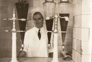 На последнем фото точка по продаже газировки с сиропом. Соки на розлив были из больших конических емкостей.