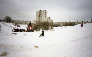 Вон за шпилем родника девятиэтажка.30 лет в ней прожил))).
А 16этажка по центру, после постройки пыталась стать ближе к роднику. Помню бетономешалки месяц шеренгой ездили,так что у нее под землей цемента больше чем сверху.