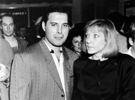 Мэри пыталась создать вокруг Меркьюри атмосферу стабильности, не ущемляя его свободу. Она была всегда рядом, когда он в ней нуждался. Это были не просто отношения двух родственных душ
Однажды Меркьюри сказал: "Мы так и состаримся вместе. Я не могу представить жизнь без нее. Иногда настоящий друг более ценен, чем любовник". Эти слова - не просто красивые фразы, к которым Меркьюри прибегал, отвечая на вопросы, касающиеся его личной жизни.