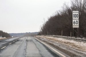 Почему в межполосье-межрядье нет снега, да и вообще на асфальте нет ни снежинки?