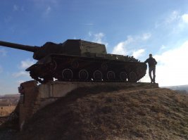 Я с ростом 197 просто не представляю как на ней ездить можно, там оооочень тесно внутри