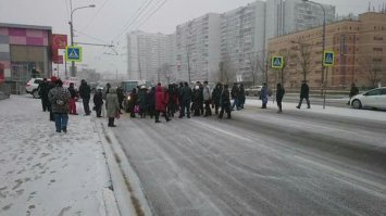 лучше бы рассказал как на месте сквера собакин и хаснулин построили "гостиницу" прям по ходу к этому роднику....народ протестовал, пикетировал, дороги перекрывал....жопу вытерли народом и всё равно построили...
" Строительство гостиницы сделает невыносимой жизнь жителей этого микрорайона.
Гостиница перекроет проезд к большому количеству жилых домов. В том числе - для скорой помощи, полиции и пожарных. Не говоря уже о пробках, которые будут собираться каждое утро и вечер.
Жители микрорайона потеряют парк "Родничок", облагороженный и обустроенный совсем недавно, к 70-летию Великой Победы. Благоустройства этого парка жители добивались несколько лет."