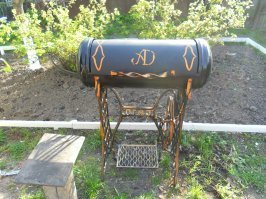 Вот наш. 6 лет уже живет. станина от старой "Подолки". Это он только выжжен и свежепокрашен. Сейчас выглядит уже, конечно, не так ярко.)) Трудяга.