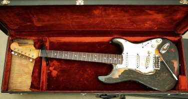 Знаете, Андрей Борисович, звук в электрогитаре абсолютно не зависит ни от формы корпуса, ни от его материала.  Только от звукоснимателей, усилительного тракта и колонок .Это не "акустика", где звук рождается декой (её формой, размером, материалом, опытом и талантом мастера).
Кстати, вот одна из гитар Джимми - он на ней немало поработал.