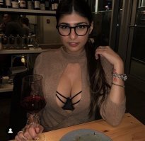 Ну что ж)) 
Шампусик уже в бой пошёл, все дела) личико у неё милое, немного на фитнес походить, вкусить ещё чуть-чуть западной жизни и можно смело идти по стопам своей религиозной сестренки Мии Халифы)