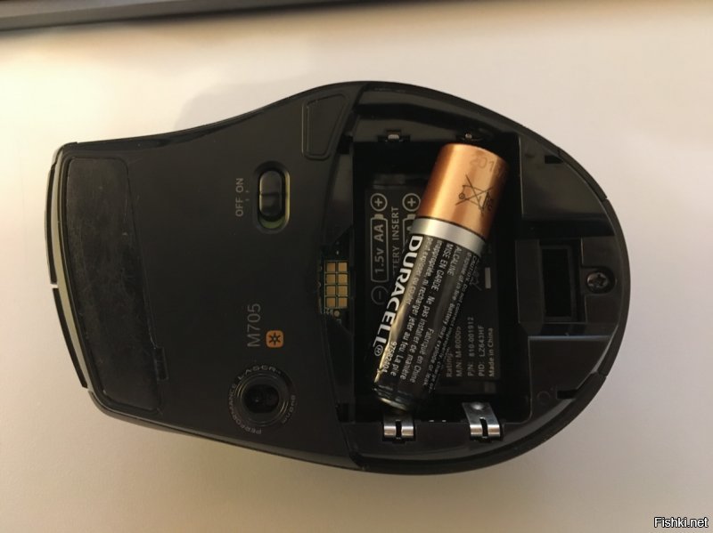 У меня мышка Logitech М705, беспроводная. Так вот, там слот для 2 батареек АА, но мышь работает даже если установлена только одна батарейка, просто срок работы в два раза меньше. Я ставил только одну батарейку, т.к. не люблю тяжелые мышки. Но даже одной батарейки больше чем на год хватает. Когда батарейка установлена наискосок - не работает.
