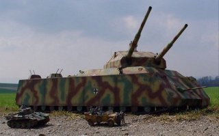 немцы под занавес войны гигантизмом увлеклись. сначала ,,маус,, ,а потом начали разрабатывать ,,ратте,, не успели и слава богу.