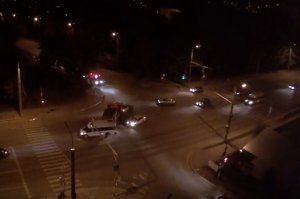 На наших дорогах очень много торопыг, которые вечно спешат куда-то, куда сами не знают и лишний раз притормозить для них влом....
У нас в городе есть один дурной перекресток (ну может ни один, просто я через него проезжаю ежедневно). Так вот мне надо на разрешающий зеленый (горит ровно 13 сек.) ежедневно поворачивать налево (маршрут такой) и каждый день я встречаю торопыг которые несутся сверху (для меня они помеха справа) и пытаются успеть проехать этот перекресток (даже уже на красный - аналогичная ситуация как на видео), так я лучше убедюсь в том, что он остановился и продолжу движение, чем как многие (согласно вашей логике - ну может даже где-то и правильной) буду с разбитой мордой (передний бампер и т.п.) бегать вокруг своей машины и охать и ахать и доказывать этому торопыге что он не прав. А  ДТП на этом перекрестке чуть ли ни каждый день.
Фото с реального перекрестка....
