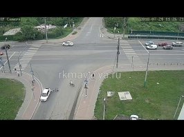 На наших дорогах очень много торопыг, которые вечно спешат куда-то, куда сами не знают и лишний раз притормозить для них влом....
У нас в городе есть один дурной перекресток (ну может ни один, просто я через него проезжаю ежедневно). Так вот мне надо на разрешающий зеленый (горит ровно 13 сек.) ежедневно поворачивать налево (маршрут такой) и каждый день я встречаю торопыг которые несутся сверху (для меня они помеха справа) и пытаются успеть проехать этот перекресток (даже уже на красный - аналогичная ситуация как на видео), так я лучше убедюсь в том, что он остановился и продолжу движение, чем как многие (согласно вашей логике - ну может даже где-то и правильной) буду с разбитой мордой (передний бампер и т.п.) бегать вокруг своей машины и охать и ахать и доказывать этому торопыге что он не прав. А  ДТП на этом перекрестке чуть ли ни каждый день.
Фото с реального перекрестка....