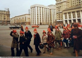 Судя по всему, это экскурсия к Вечному огню сразу после принятия в пионеры на Красной площади.
Единственный раз, когда я побывал в мавзолее - в 9м классе, когда мы, тогда комсомольцы, принимали третьеклашек в пионеры и после без очереди (если кто помнит, очередь в мавзолей начиналась от Александровского сада и стоять в ней было намного больше часа) их вместе с нами провели в мавзолей а после к мемориалу захоронений у кремлевской стены. Гордые третьеклашки на фото, в красных пилотках и с пионерскими галстуками навыпуск, напомнили этот случай.