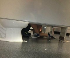 Смотрю я на эти ноги в кедах и есть у меня подозрение что это не девушка. Плюс из личного опыта: в таком положении меня ни разу девушки не радовали стоя только на одном колене.